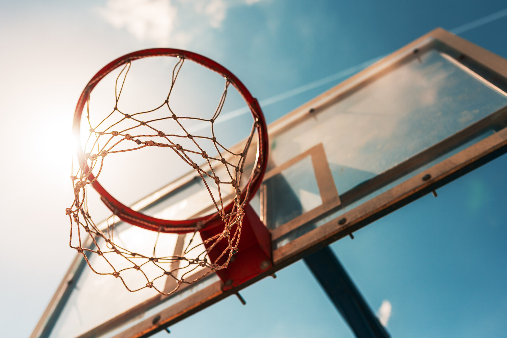 Ab sofort kann im Freien wieder Basketball gespielt werden. Foto: Adobe Stock