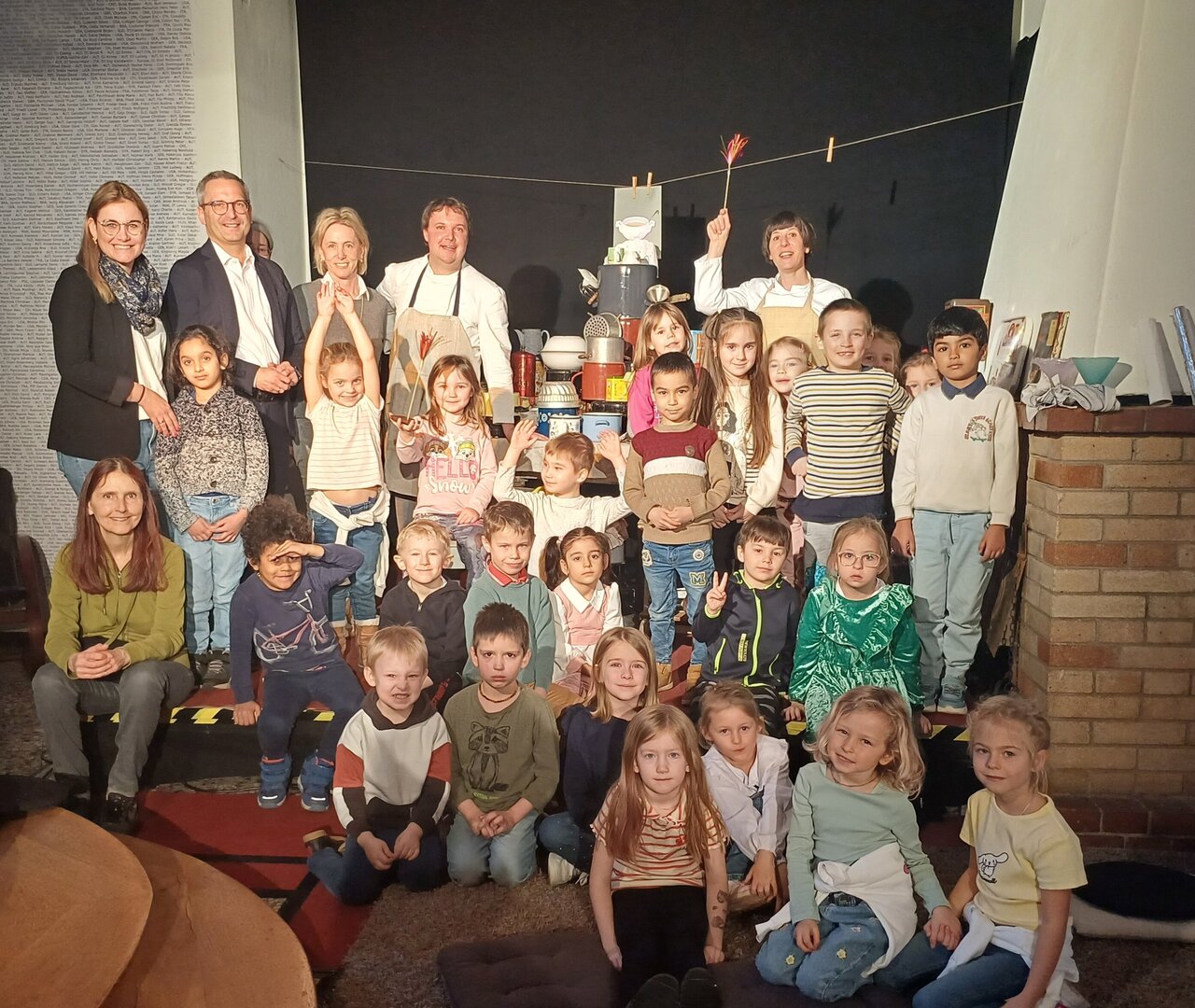 Stadtrat Mag. Franz Petritz besuchte gemeinsam mit Kindern und Pädagoginnen des Kindergarten "Du und ich" die Villa For Forest. Foto: Büro Petritz