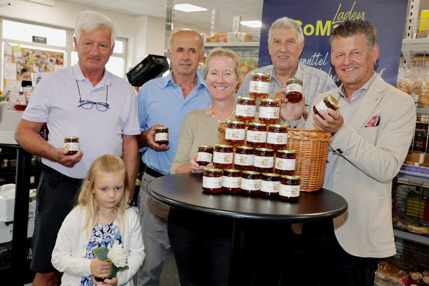 Der Sozialmarkt freute sich über die großzügige Spende des Bienenzuchtvereins Klagenfurt: Vertreter des Bienenzuchtverein Klagenfurt mit SOMA-Leiterin Theres Leber und Sozialreferent Bürgermeister Christian Scheider.  Foto: StadtKommunikation / Wajand