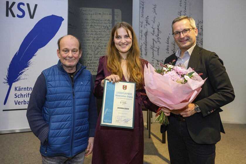 Kulturstadtrat Mag. Franz Petritz mit Newcomer-Preisträgerin Johanna Egger und dem deutschen Schriftsteller Peter Wawerzinek.  Foto: StadtKommunikation / Thomas Hude