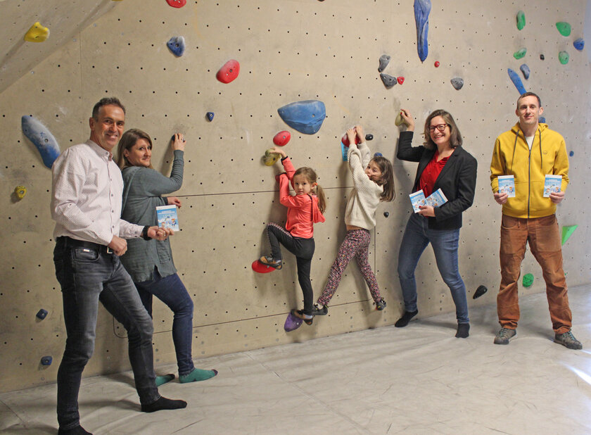 Mag. Mario Polak (Klagenfurt Sport) mit Sportreferentin Stadträtin DI Constance Mochar besuchten heute Früh das Boulderama, wo Kletterkurse für Kinder angeboten werden. Foto: SK