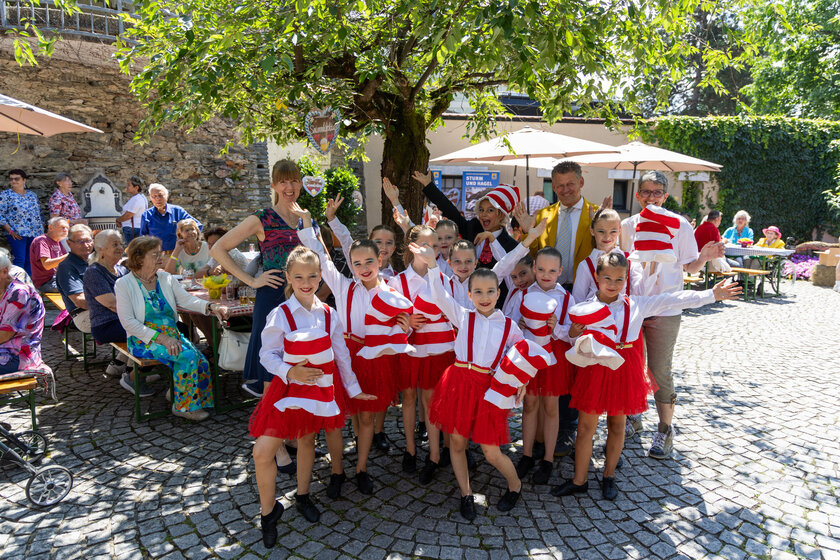 Bürgermeister Christian Scheider mit den Tänzerinnen und Tänzern von „Tanzkult Austria“, die die Besucherinnen und Besucher beim Seniorenkirchtag begeisterten.  Foto: StadtKommunikation / Just 
