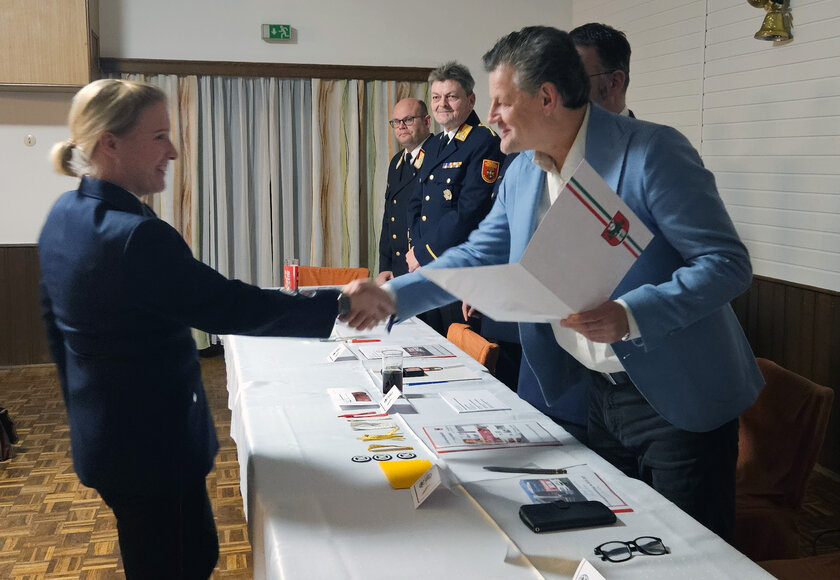 Auch die FF Wölfnitz verlieh die Feuerwehr Ehrenzeichen an einige Kameraden. Foto: Büro Bgm.