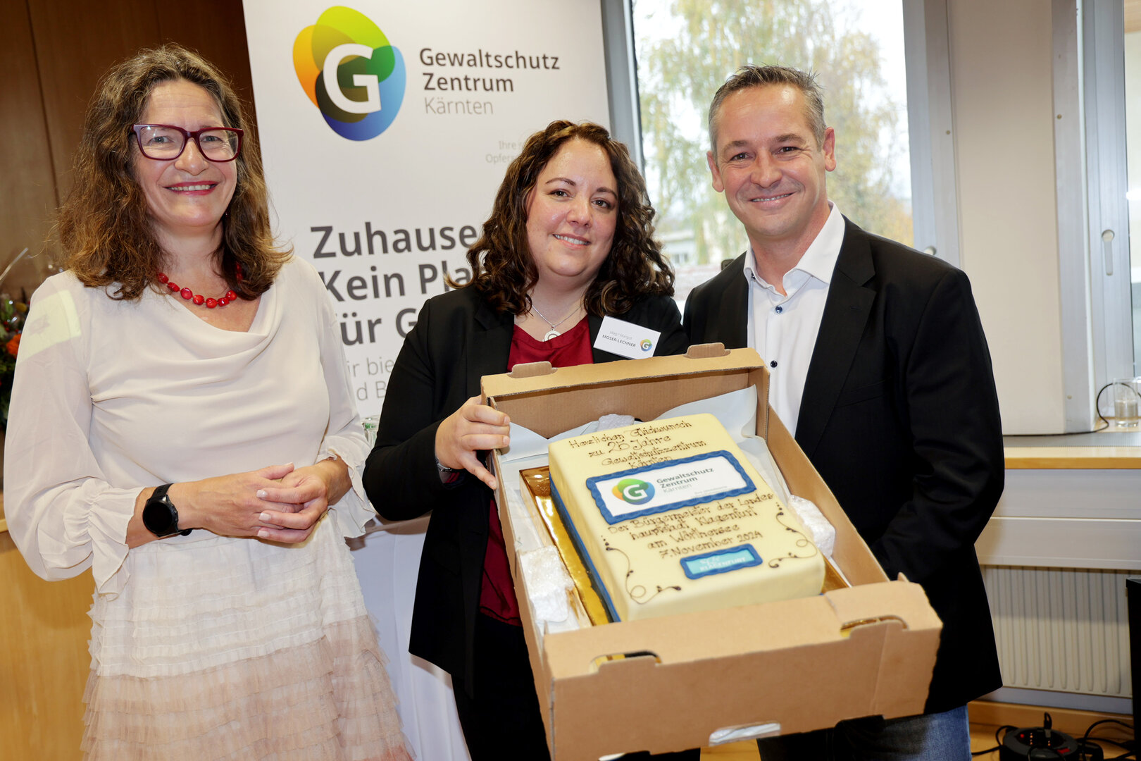 Stadträtin DI Constance Mochar mit Mag. Margot Moser-Lechner (Leiterin des Gewaltschutzzentrum Kärnten) und Gemeinderat Dieter Schmied, der in Vertretung des Bürgermeisters zum Jubiläum gratulierte.   Foto: StadtKommunikation / Wajand