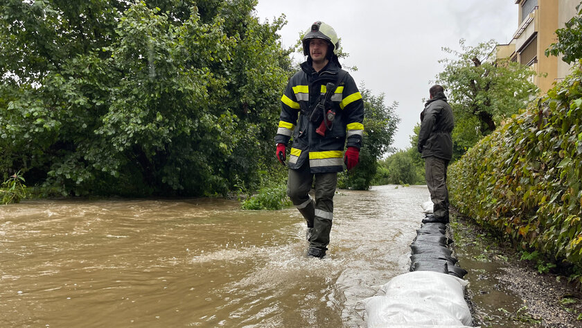 Klagenfurts Feuerwehren erhielten bei den Überschwemmungen im Vorjahr Unterstützung aus Niederösterreich. Jetzt wird die Gelegenheit genutzt, um den Kollegen beim Hochwassereinsatz in Niederösterreich auszuhelfen.