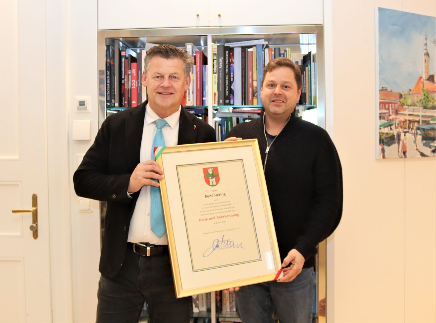 René Hering zeigte Zivilcourage und erhielt von Bürgermeister Christian Scheider die Dank- und Anerkennungsurkunde. Foto: StadtKommunikation/Zechner