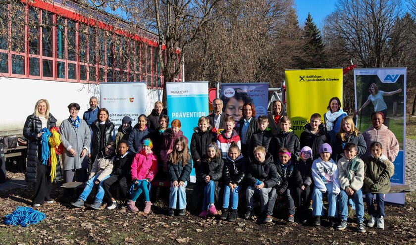 Die Schülerinnen und Schüler der 3b freuten sich gemeinsam mit ihrer Klassenlehrerin Josi Kraßnig (dritte v. l.) über die neuen Sprungseile für ihre Sporteinheiten. Foto: StadtKommunikation/Zechner