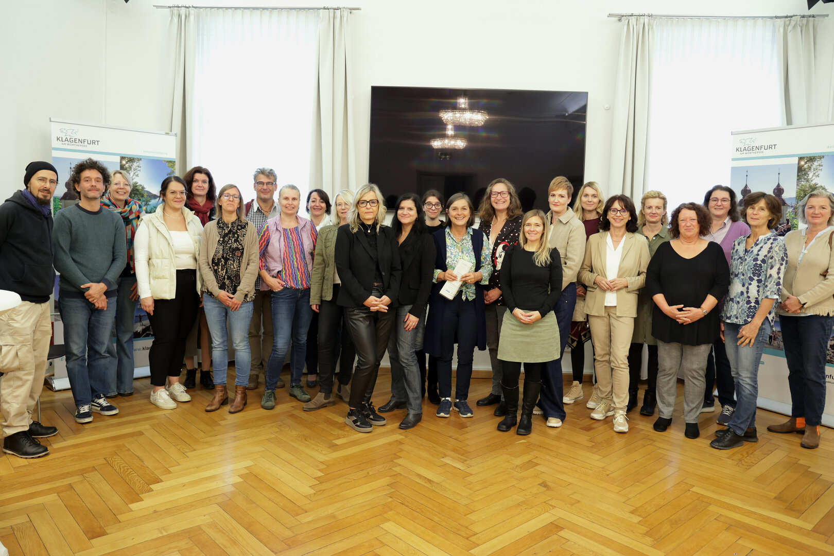 Vertreterinnen und Vertreter verschiedenster Organisationen haben sich kürzlich zum Klagenfurter Familienforum im Rathaus getroffen.  Foto: StadtKommunikation / Wajand