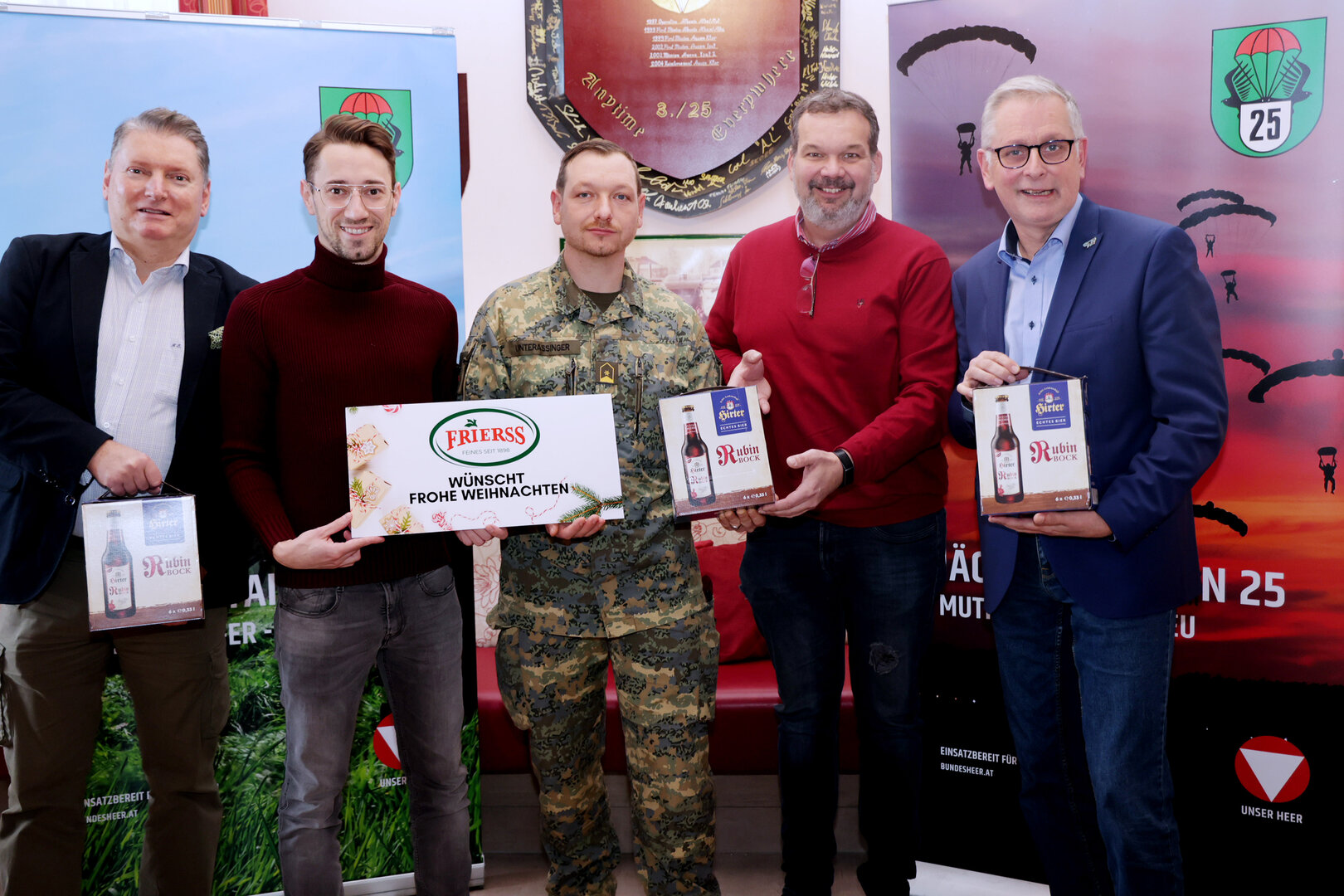 Mit einer traditionellen Selchwürsteljause mit Bockbier wünschten, Gemeinderat Oberstleutnant Mag. René Cerne, MBA (Milizbeauftragter der Wirtschaftskammer Kärnten), Mag. Christoph Frierss (Geschäftsführer Frierss & Söhne), Major Dieter Unterassinger, Niki Riegler (Geschäftsführer Hirter Bier) und Vizebürgermeister Dr. Alexander Kastner (v.l.n.r.) den im Kosovo stationierten Soldatinnen und Soldaten des Jägerbataillons 25 frohe Weihnachten.