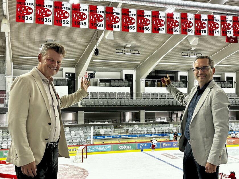 Bürgermeister Christian Scheider und Stadtrat Mag. Franz Petritz freuen sich darüber, dass die Meisterfahnen in der Eishalle wieder hängen. Foto: Büro Bgm