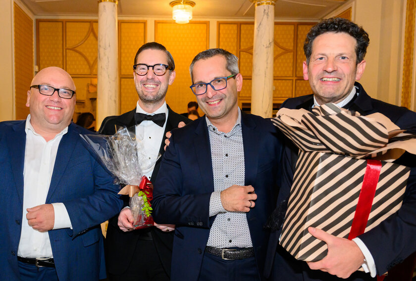 v.l.: Mag. Alexander Gerdanovits (Leiter der Abt. Kultur) und Stadtrat Mag. Franz Petritz gratulierten Mag. Matthias Walter (Kaufmännischer Direktor des Stadttheaters) und Intendant Aron Stiehl zum Österreichischen Musiktheaterpreis 2024. Foto: StadtKommunikation / Thomas Hude