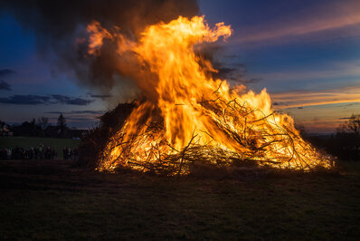 Generell ist das Abbrennen eines Brauchtumsfeuers zu Ostern ausschließlich in der Nacht von Karsamstag auf Ostersonntag nach vorheriger Bewilligung möglich.