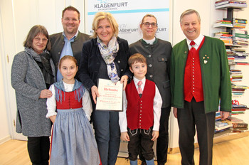  Bürgermeisterin Dr. Maria-Luise Mathiaschitz wird Ehrenmitglied der Kindervolkstanzgruppe  Foto: StadtPresse/Burgstaller