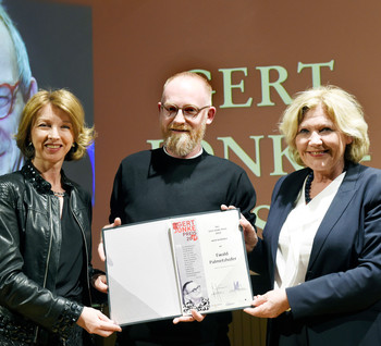 Bgm Dr. Maria-Luise Mathiaschitz und LH-Stv Dr. Gaby Schaunig gratulieren dem Gert-Jonke-Preisträger des Jahres 2019, Ewald Palmetshofer. © StadtPresse / Fritz