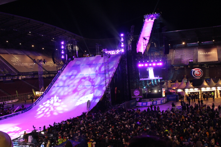 Tausende Fans heizten die Stimmung beim Big Air Klagenfurt im Wörthersee Stadion ein. Fotos: StadtKommunikation / Zechner